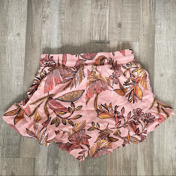 Linen Blend High Waisted Tropical Flutter Shorts - Picture 3 of 7